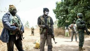 Braquage sur l’axe Diouloulou-Kafountine: Les passagers dépouillés par des hommes armés L’insécurité routière persiste encore en Casamance. Dans la soirée du vendredi 25 avril, des hommes armés à bord d’une moto ont intercepté un véhicule sur le tronçon routier Diouloulou-Kafountine, dans le département de Bignona, dépouillant les passagers de leurs biens. Selon des sources locales contactées par les médias, plusieurs millions de francs CFA ont été emportés. La somme globale serait estimée à environ 7 millions de francs CFA. Les assaillants, lourdement armés, ont agi avec sang-froid avant de disparaître sans être inquiétés. Aucune perte humaine n’est à déplorer, mais cette attaque ravive les inquiétudes concernant la sécurité de cet axe stratégique, très fréquenté par les voyageurs, commerçants et touristes. (Le Soleil )